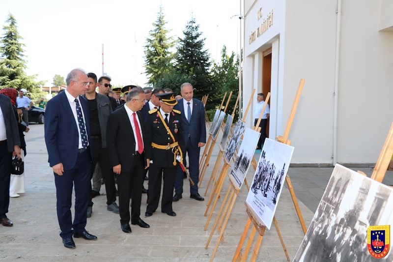 30.08.2022 tarihinde yapılan Zafer Bayramı Kutlama Etkinlikleri Kapsamında İl Jandarma Komutanlığımız Tarafından Açılan Resim Sergisi