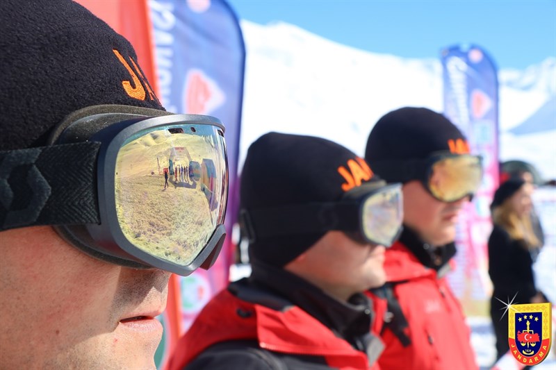 12.02.2022 tarihinde İkizdere Cimil Köyünde yapılan Türkiye Kayak Şampiyonasında Jandarma !